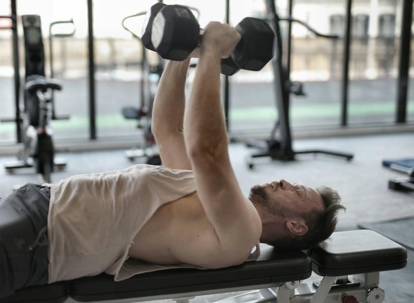 Musculation pour séniors : Les haltères sont-ils recommandés ?